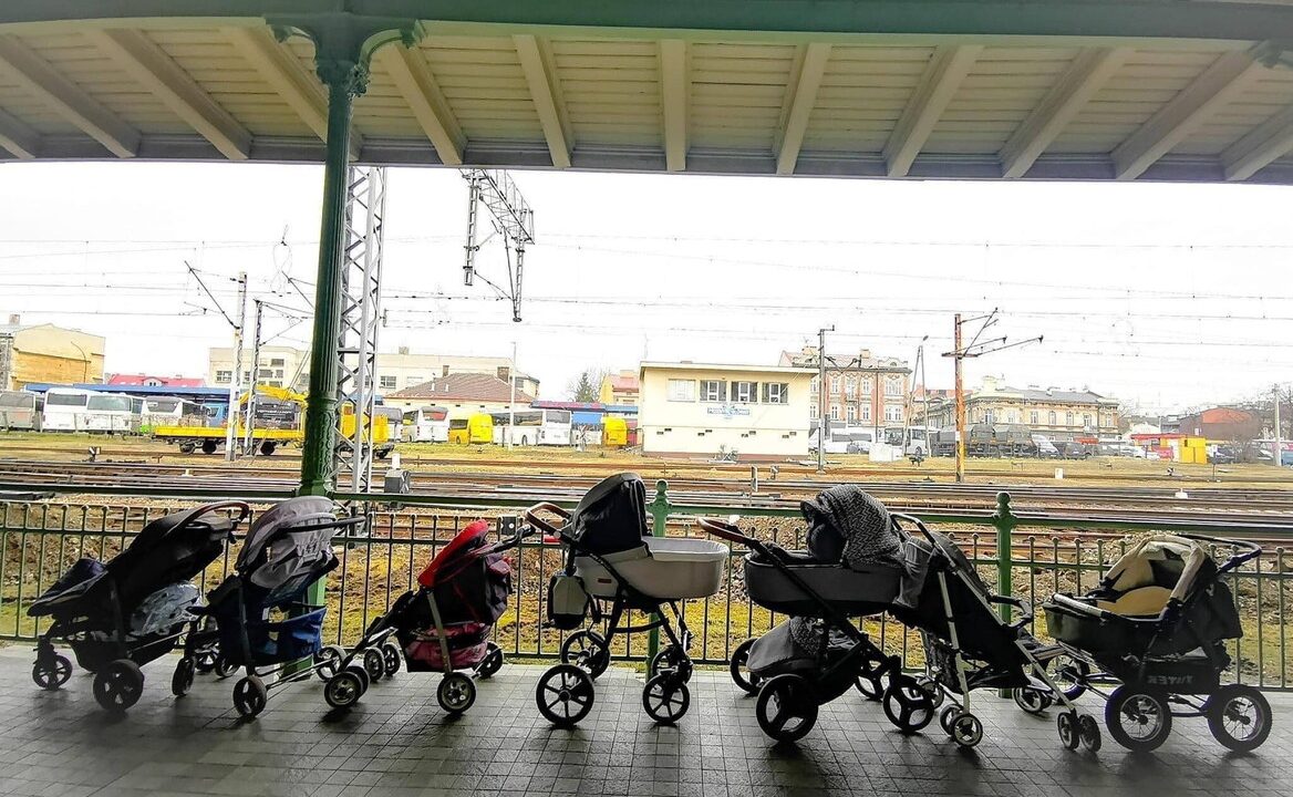 In Polonia le mamme stanno lasciando i passeggini alla stazione per le donne ucraine che arrivano con i bambini
