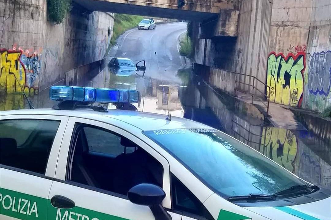 Nola, maltempo: automobilista rimane bloccato nel sottopassaggio, salvato dalla Polizia Metropolitana