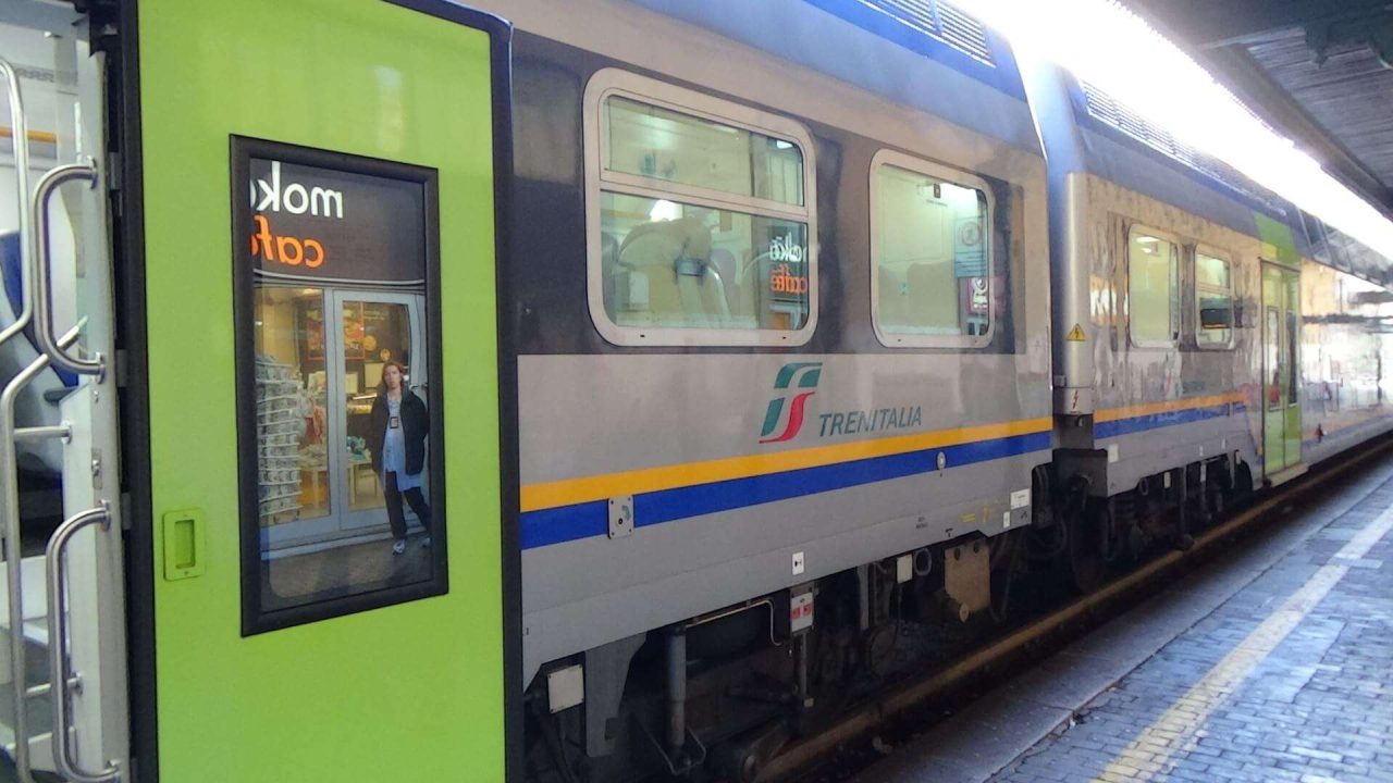25 ragazzi disabili bloccati a terra perchè il treno era strapieno: “Avevamo anche prenotato”