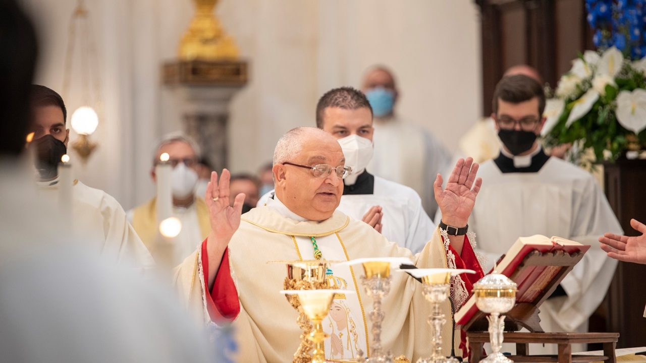 Stop alle processioni: manifesto funebre per il vescovo di Nocera