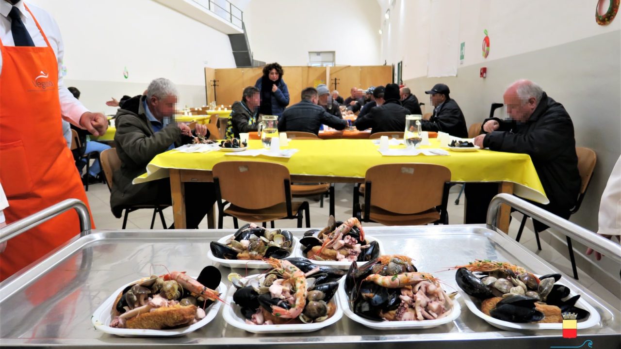 Napoli: la zuppa di cozze anche per i 45 indigenti del dormitorio pubblico
