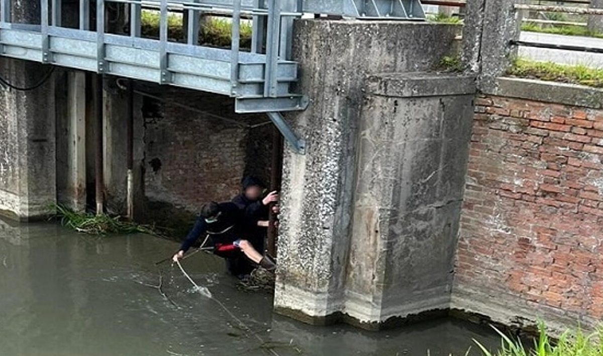 Tenta il suicidio gettandosi nel canale con lo scooter: salvata dai carabinieri