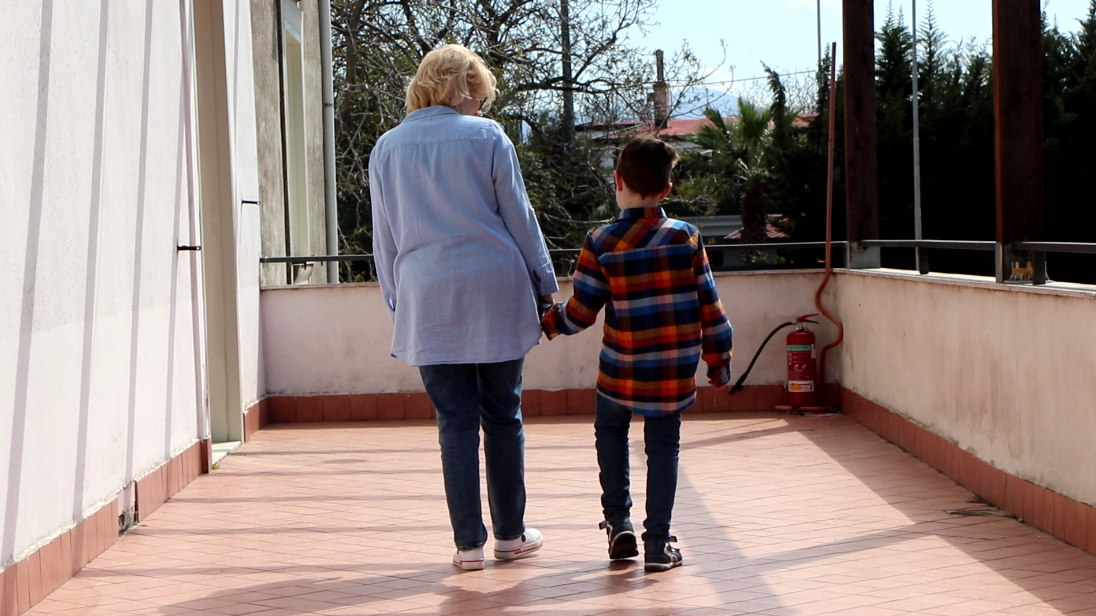 In fuga dall’Ucraina con un figlio malato, trova aiuto in Italia: “I medici erano tutti impegnati in guerra”
