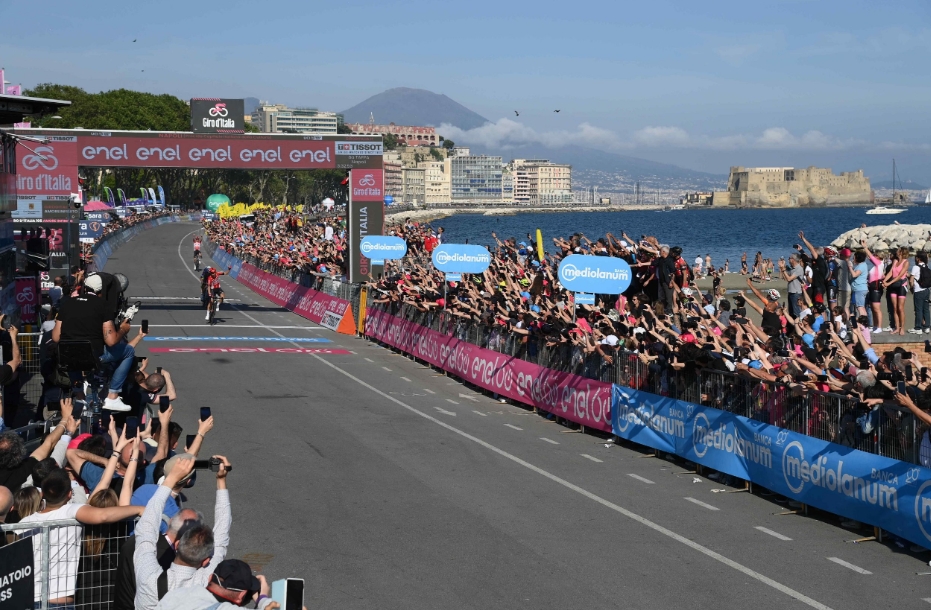 Il Giro d’Italia torna al Sud: la tappa di Napoli è una cartolina