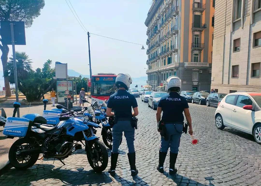 Napoli: sul bus senza biglietto, aggredisce prima l’autista e poi i poliziotti