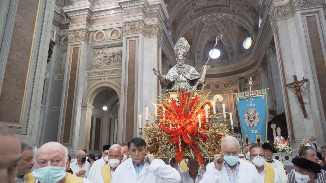 Nola: i medici trasportano a spalla il busto durante la processione per San Paolino