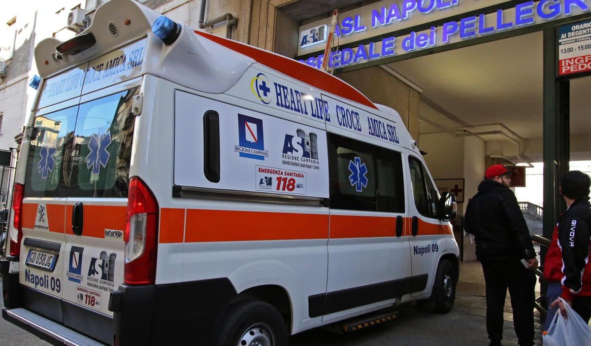 Napoli: operatori del 118 intervengono in casa di un positivo, rubati i loro oggetti nell’ambulanza