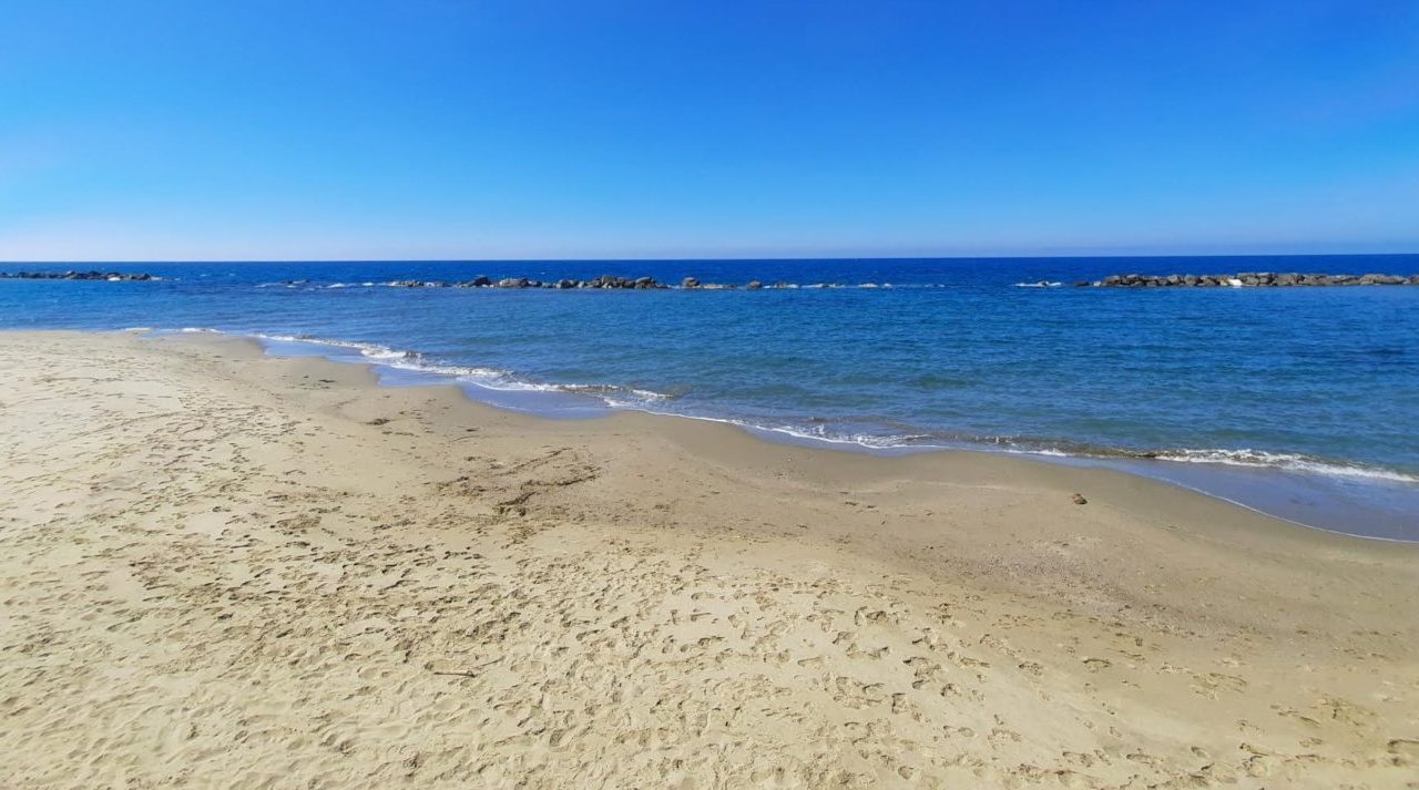 https://www.zerottounonews.it/wp-content/uploads/2022/06/spiaggia-casal-velino-1280x713.jpg