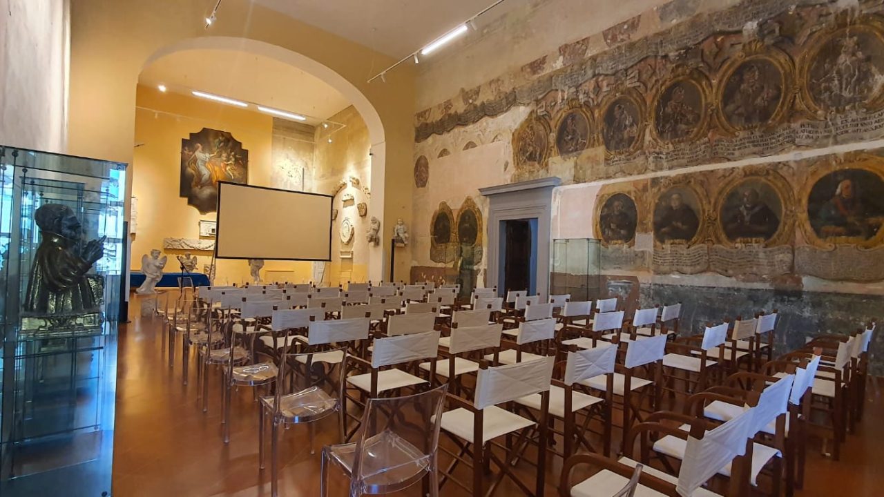 https://www.zerottounonews.it/wp-content/uploads/2022/07/Salone-dei-Medaglio-Palazzo-vescovile-Nola-1280x720.jpeg