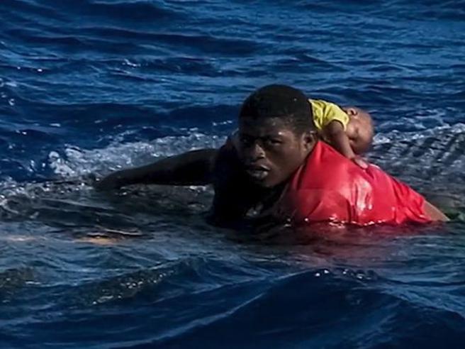 Migrante salva bimba di 4 mesi dal naufragio, morti i suoi 6 compagni di viaggio