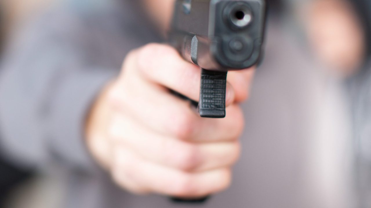 Spara 11 colpi di pistola contro un giovane tra la folla: arrestato 19enne ad Acerra