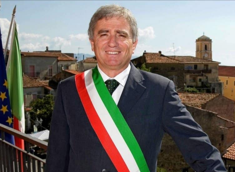 https://www.zerottounonews.it/wp-content/uploads/2022/07/sindaco-angelo-vassallo.jpg