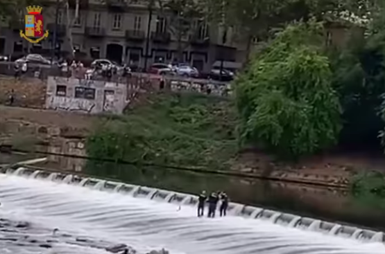 Rimane incastrato con le gambe nelle rocce del fiume e rischia di annegare: salvato dalla Polizia