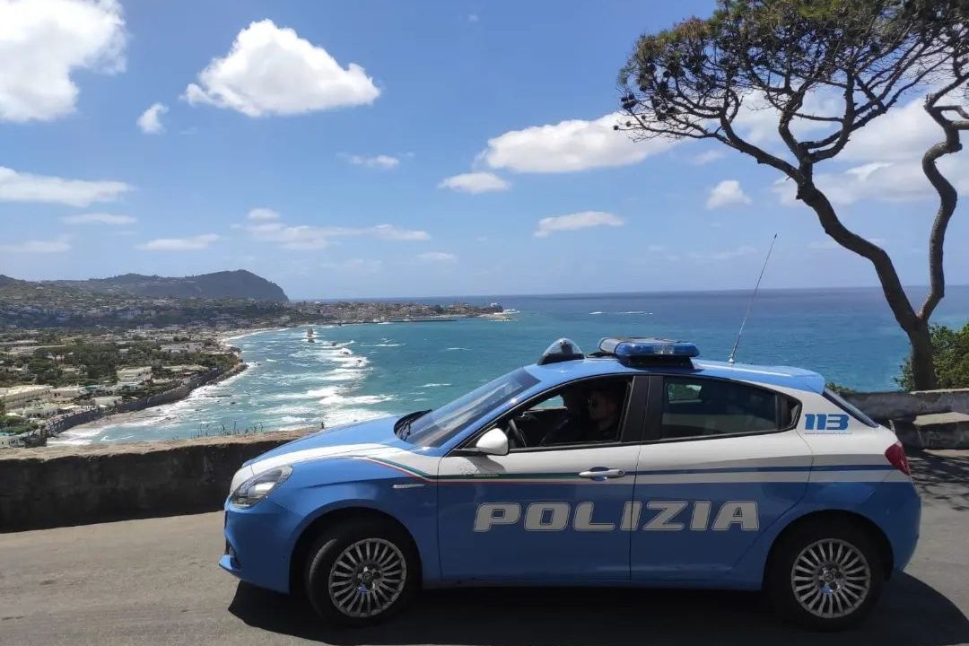 https://www.zerottounonews.it/wp-content/uploads/2022/08/ischia-polizia-1080x720.jpg