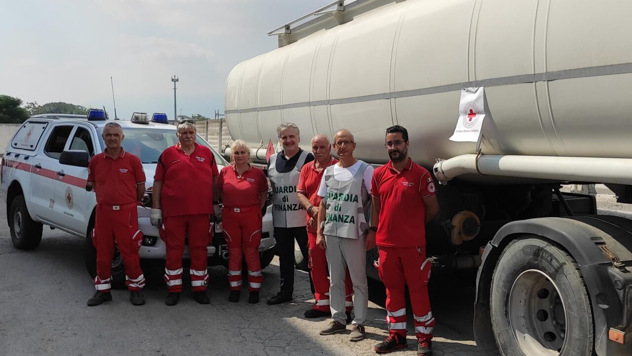 La Guardia di Finanza ha regalato 28mila litri di gasolio alla Croce Rossa per i mezzi di soccorso