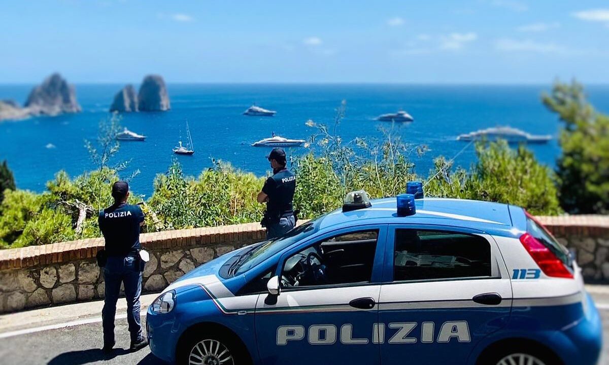 https://www.zerottounonews.it/wp-content/uploads/2022/08/polizia-capri-1200x720.jpg