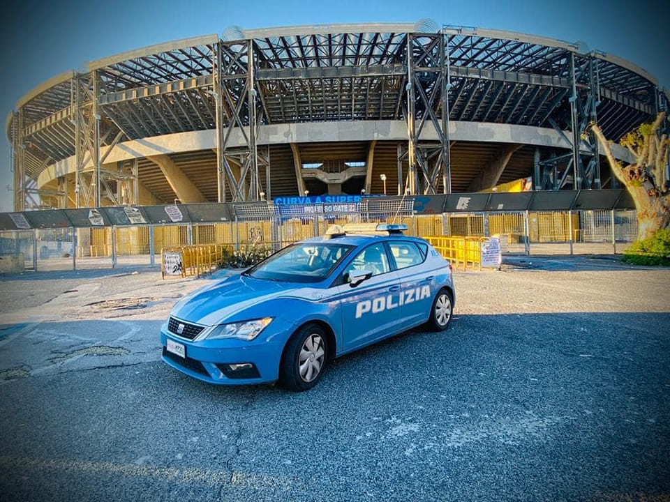 https://www.zerottounonews.it/wp-content/uploads/2022/08/stadio-maradona-polizia.jpg
