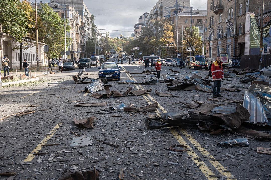 I russi colpiscono di nuovo i centri residenziali in Ucraina: bombardata anche Kiev