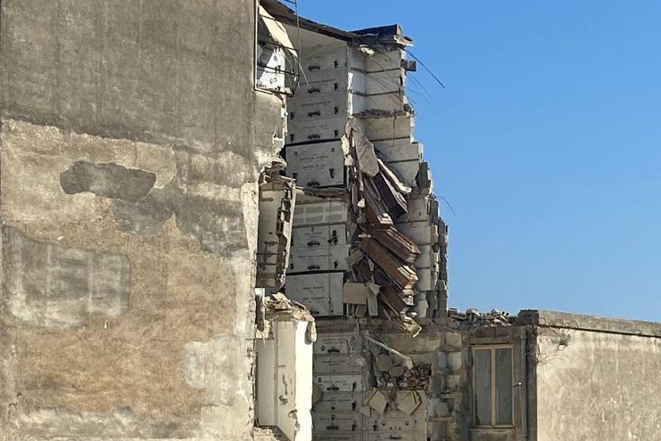 Napoli: crolla muro del cimitero di Poggioreale, bare sospese nel vuoto