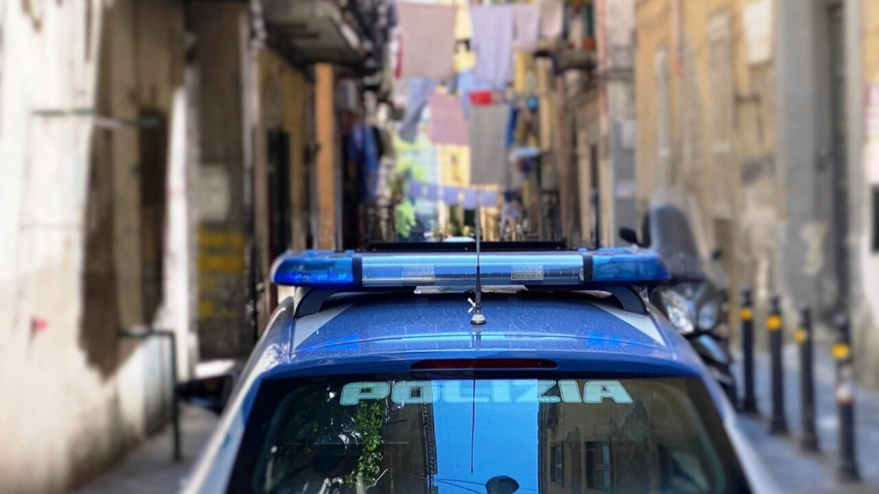 Napoli: picchia la moglie e la obbliga a rapporti sessuali, arrestato