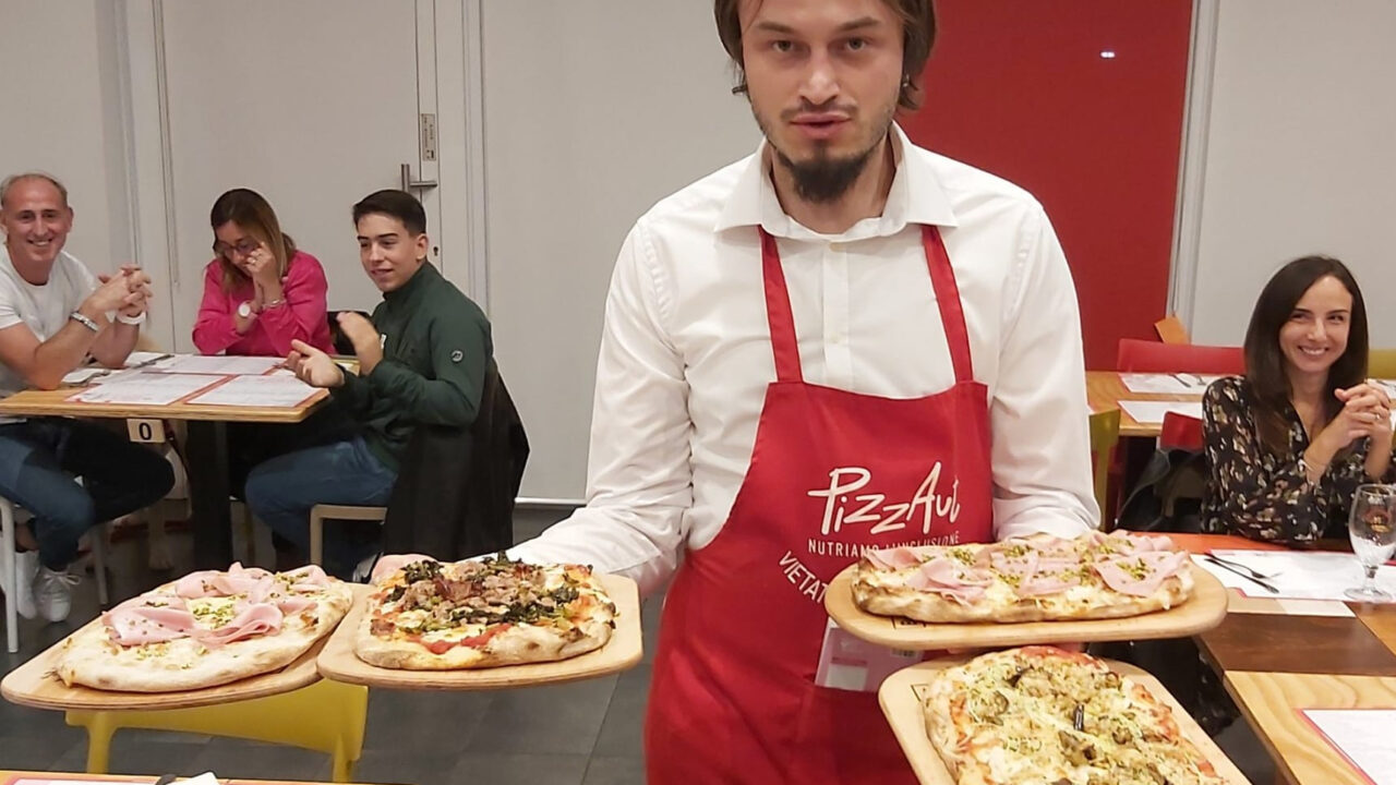 Va a mangiare con la famiglia da Pizzaut e lascia 1000 euro come contributo