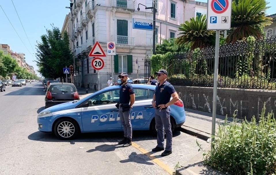 Napoli: tiene una donna segregata in casa, arrestato