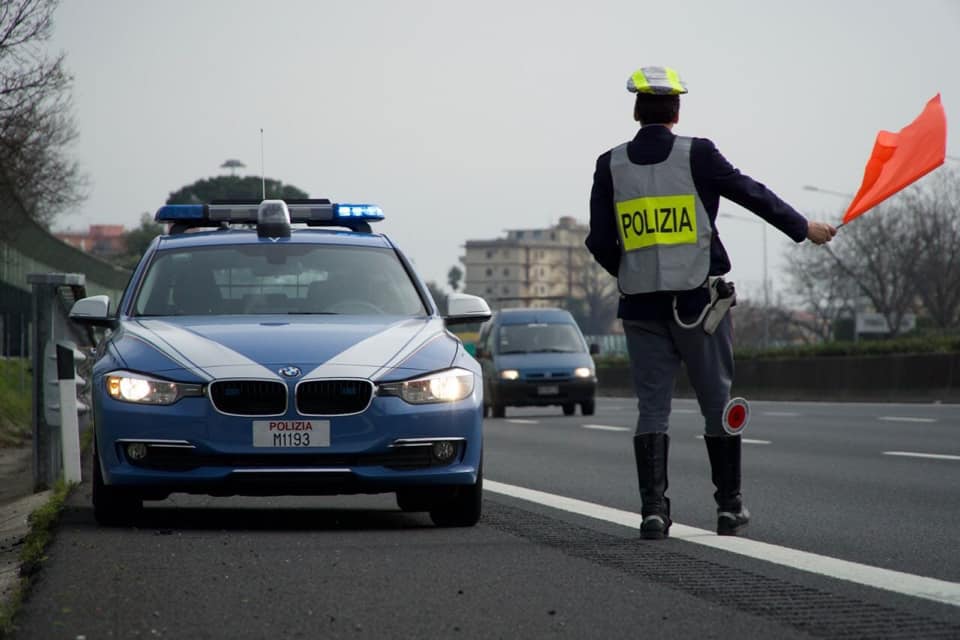 Napoli: scoperto un uomo con 82 veicoli intestati, multato per oltre 40mila euro
