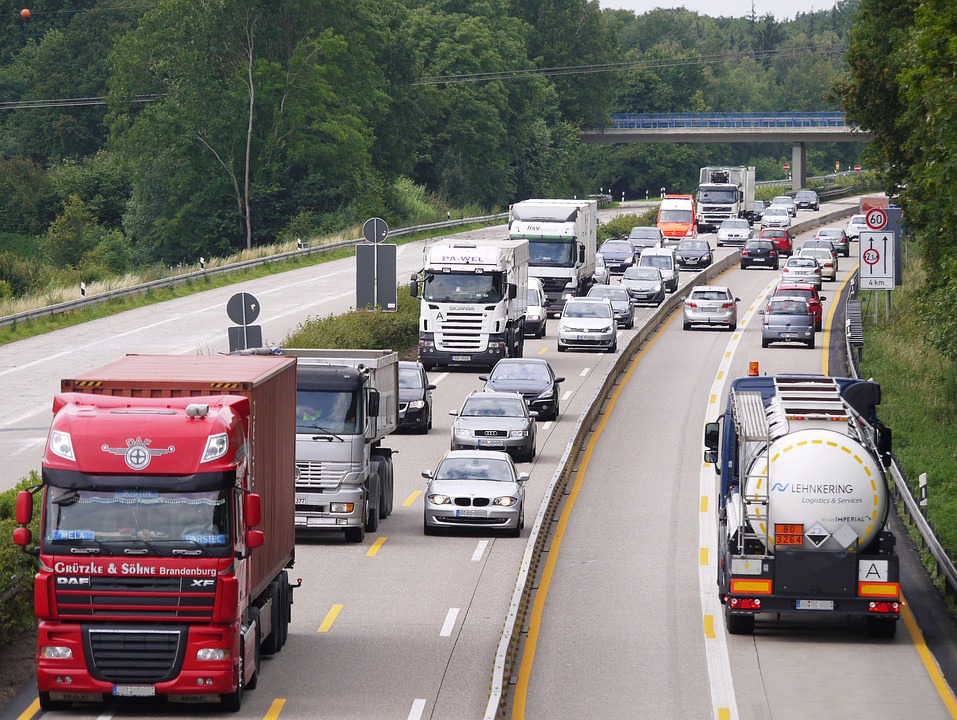 Truccare i chilometri di un viaggio in camion è reato: cosa si rischia?