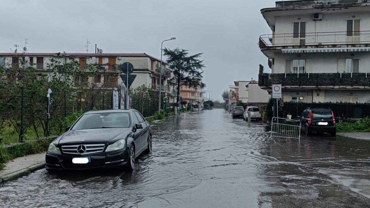 Nola, maltempo: via dei Cipressi ancora invasa dall’acqua