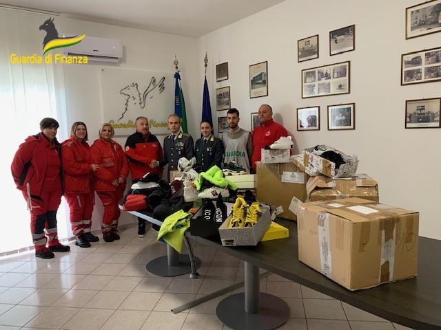 Scatta il sequestro ma la Guardia di Finanza regala tutto alla Croce Rossa: il gesto dei Finanzieri di Salerno