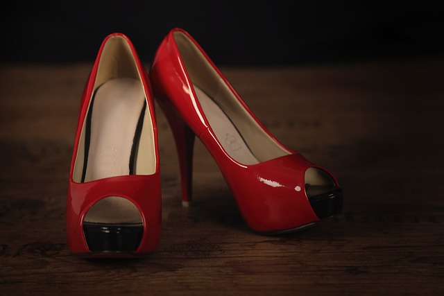Nola: una maxi scarpa rossa di cartapesta contro la violenza sulle donne