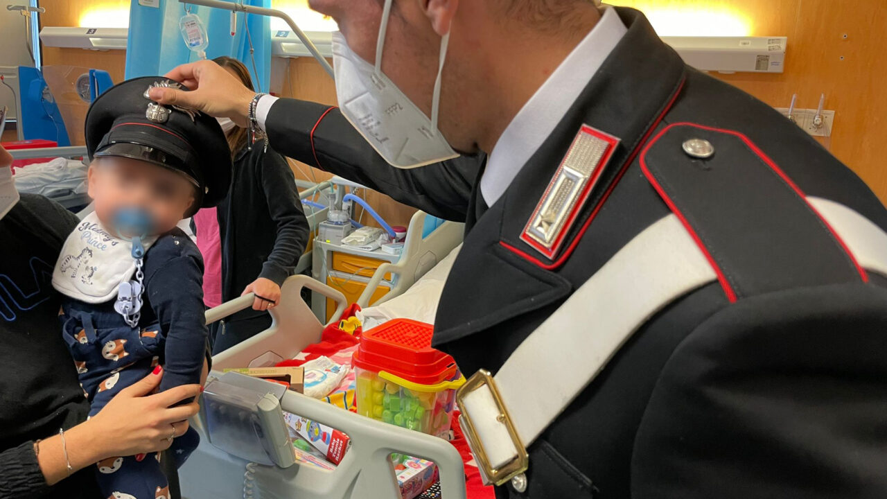Babbo Natale per un giorno: i carabinieri consegnano i regali ai piccoli pazienti dell’ospedale di Pozzuoli