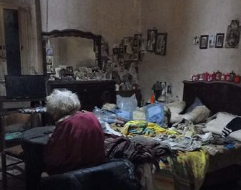 Napoli, il grido d’aiuto: anziana vive abbandonata tra sporcizia e topi