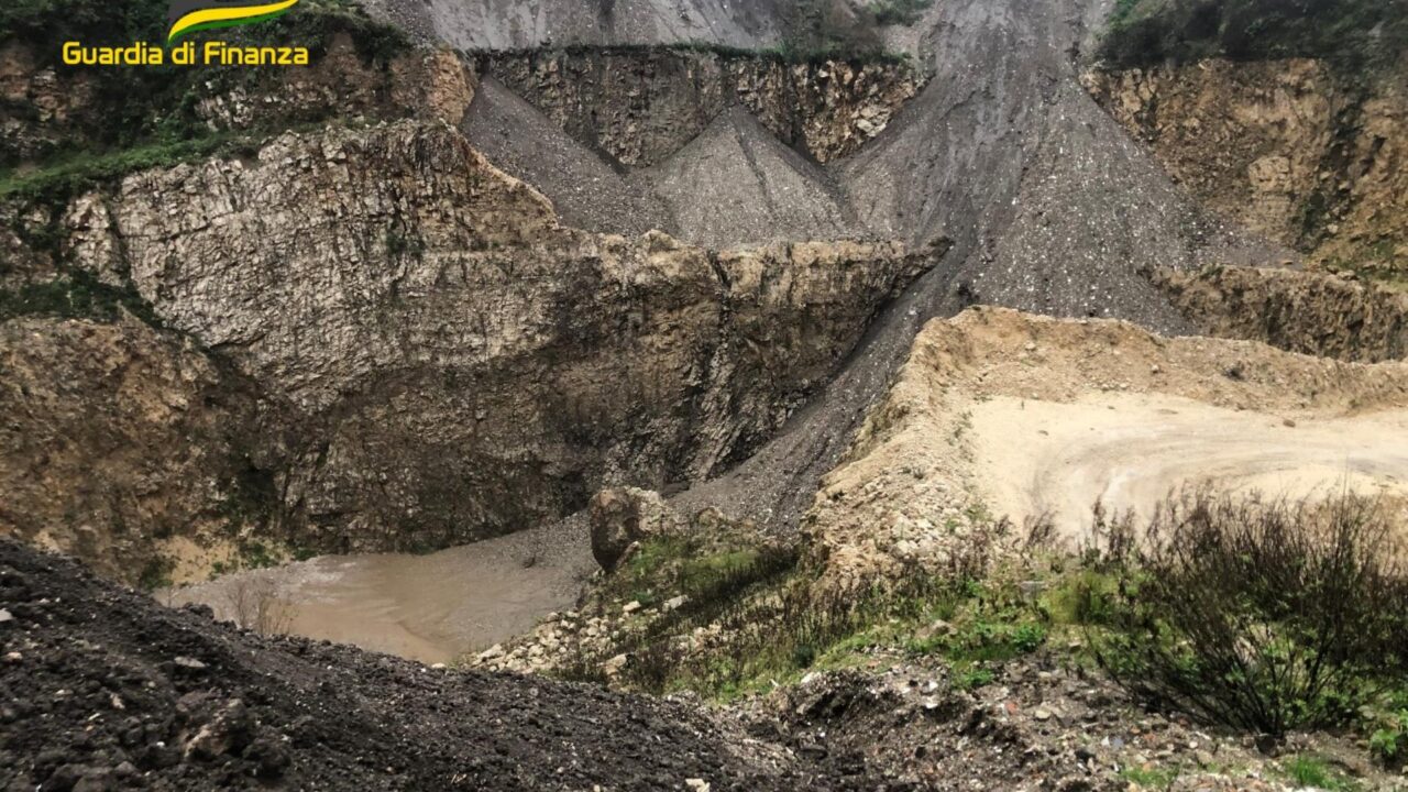 3 milioni di metri cubi di rifiuti: scoperta maxi discarica nel Baianese