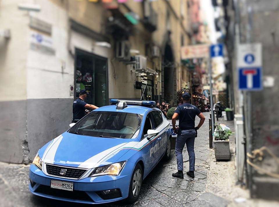 Napoli: evade dai domiciliari e rapina una donna, arrestato di nuovo