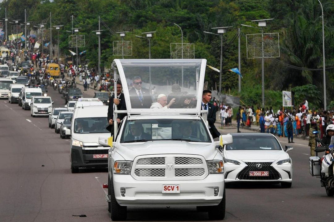 Il Papa vola in Africa: “Basta atrocità, basta arricchirvi col sangue”