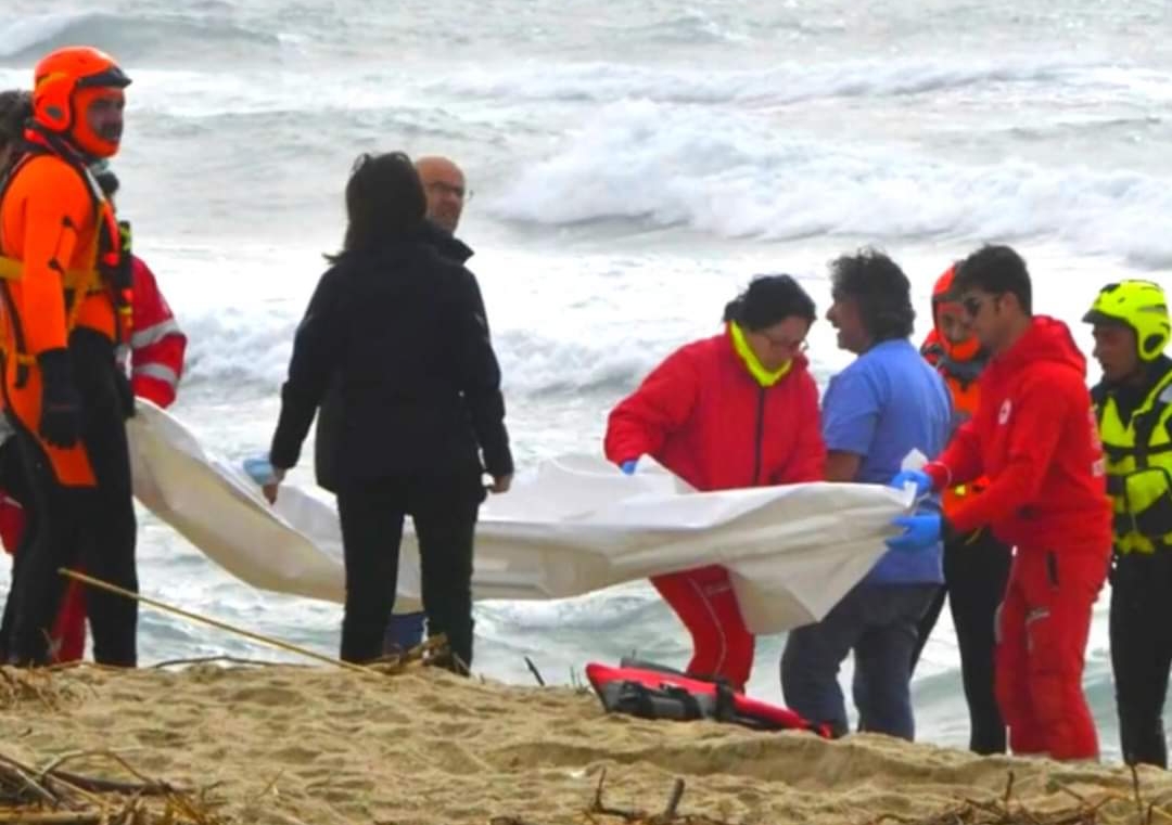 Tragico naufragio di migranti al largo delle coste italiane: si temono 100 morti