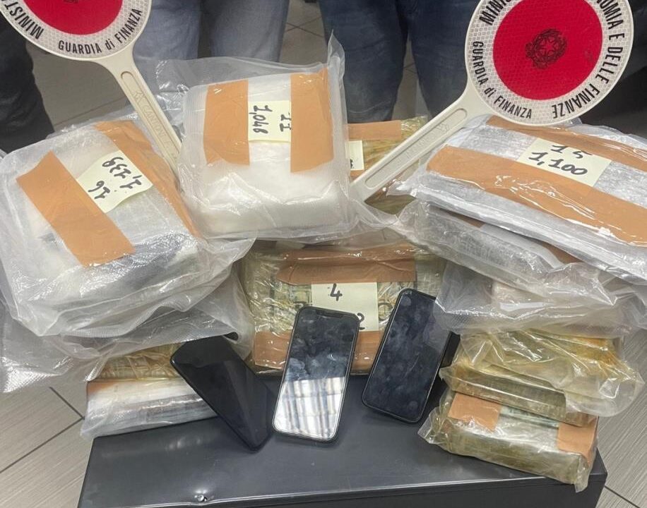 Napoli: 18 chili di cocaina nascosti sotto i sedili dell’auto, arrestati in due