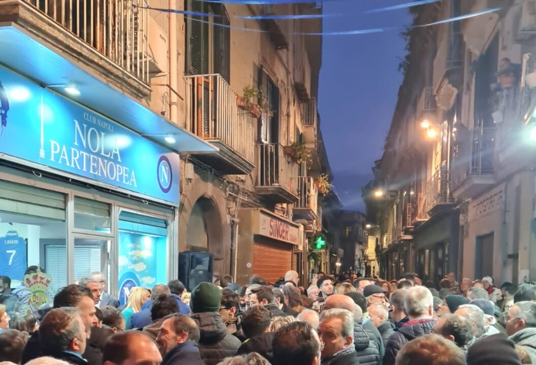 Nola: una folla di tifosi accoglie l’apertura del Club Napoli