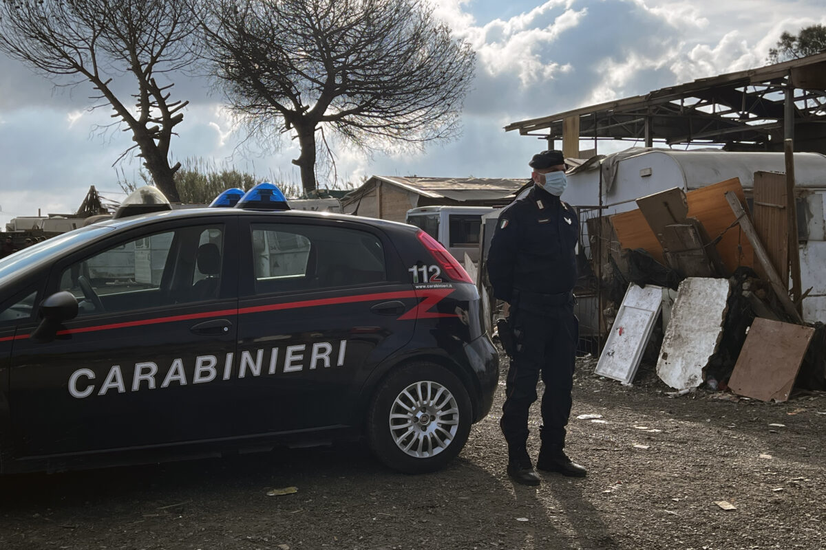 Blitz al campo nomadi nel Napoletano: tonnellate di rifiuti e auto rubate sequestrate