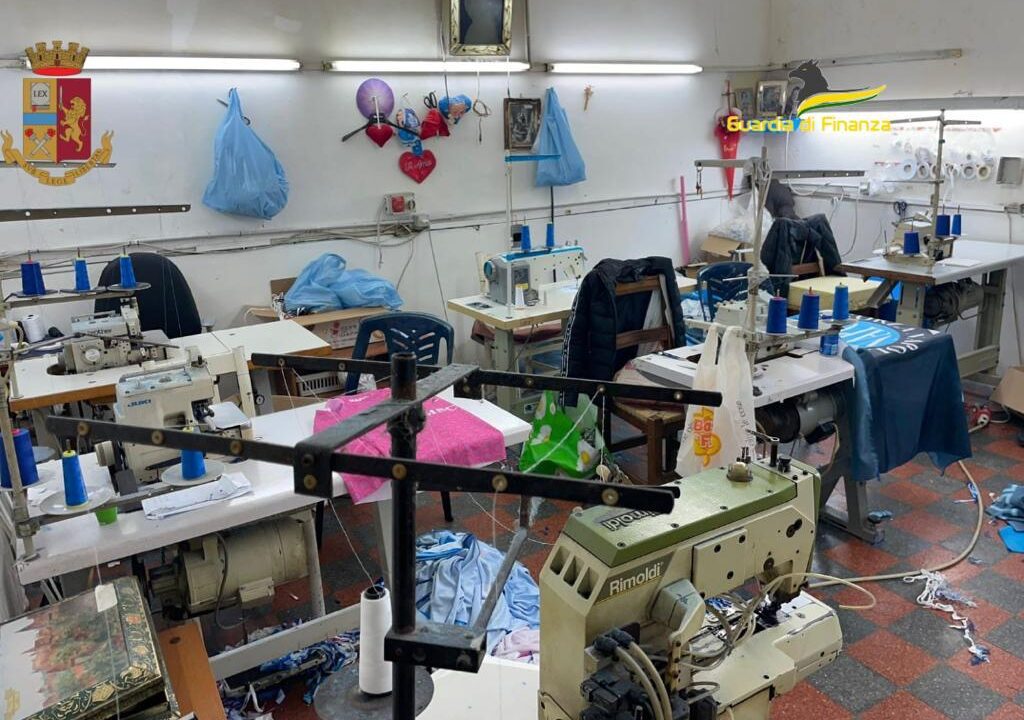 Scoperta fabbrica del falso nel Napoletano: prodotti del Napoli contraffatti