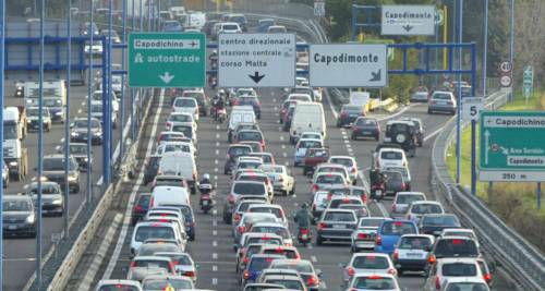 Napoli: copriva la targa e seguiva i veicoli in transito per non pagare il pedaggio della Tangenziale