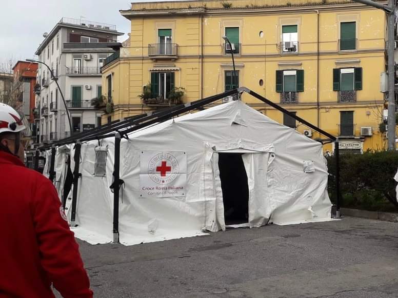 Napoli: la GdF dona centinaia di vestiti alla Croce Rossa