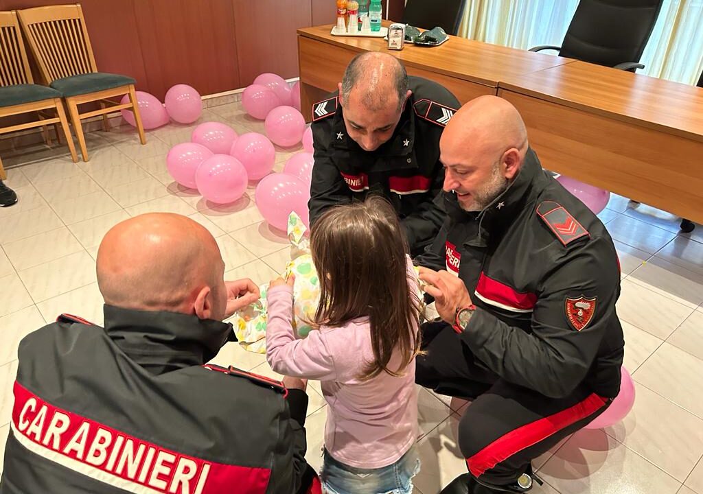 Le salvano la vita e poi le regalano un peluche: il gesto dei carabinieri verso una bimba di 4 anni