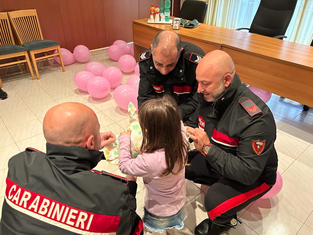 Le salvano la vita e poi le regalano un peluche: il gesto dei carabinieri verso una bimba di 4 anni