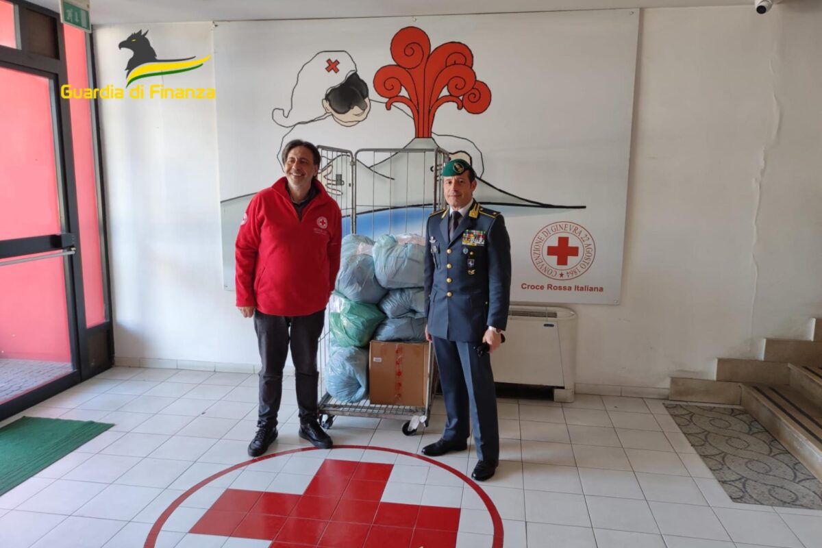 Nola: il Gruppo della GdF dona vestiti alla Croce Rossa dopo un’operazione