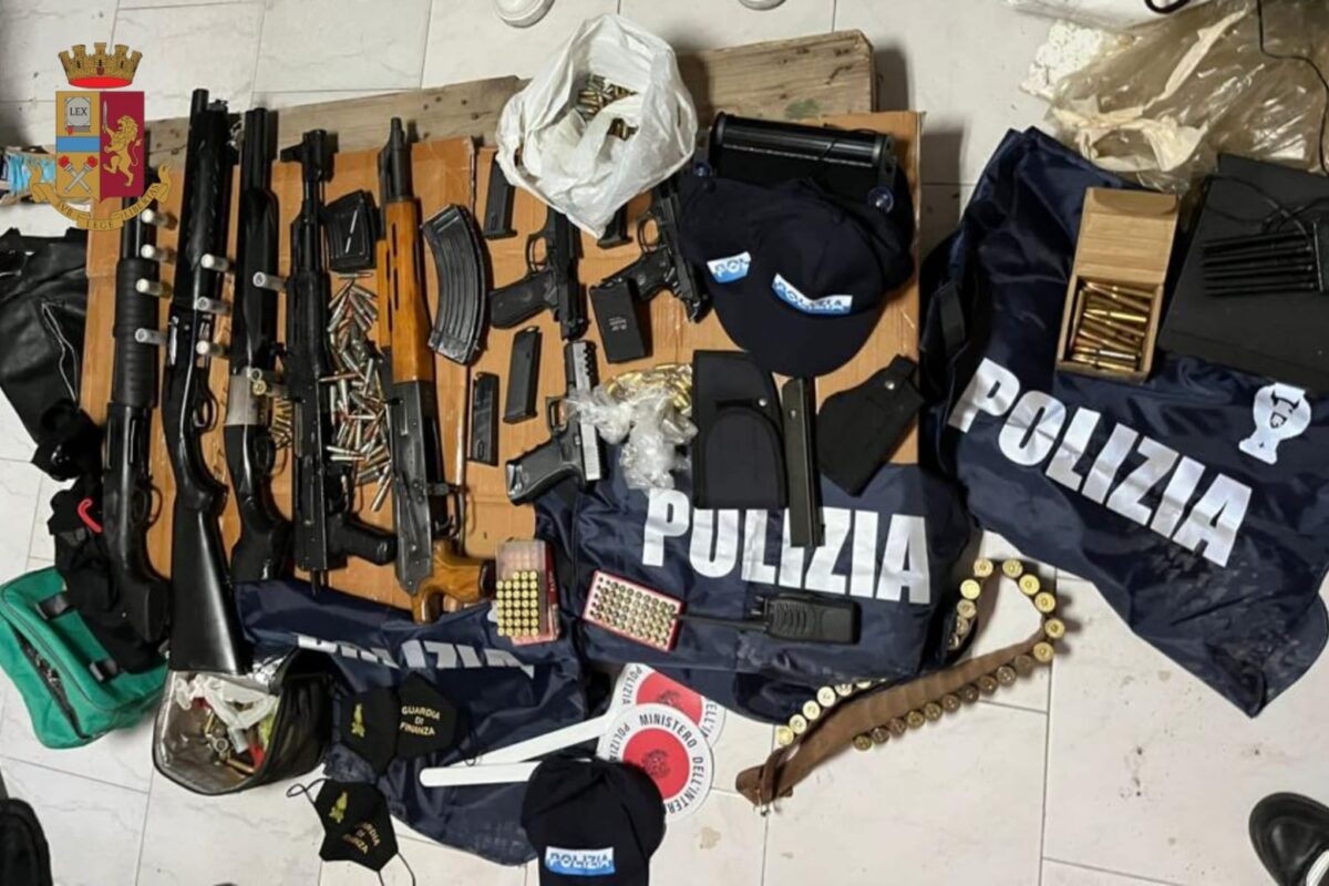 Armi e attrezzature in dotazione a Polizia e Finanza: la scoperta nel Napoletano