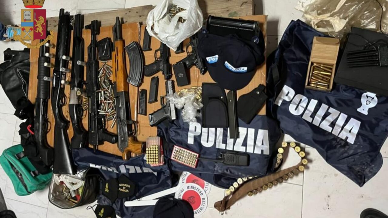 Armi e attrezzature in dotazione a Polizia e Finanza: la scoperta nel Napoletano