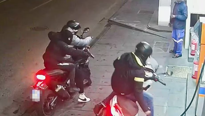Napoli: tentò di rubare uno scooter sparando alle gambe del proprietario, arrestato 17enne