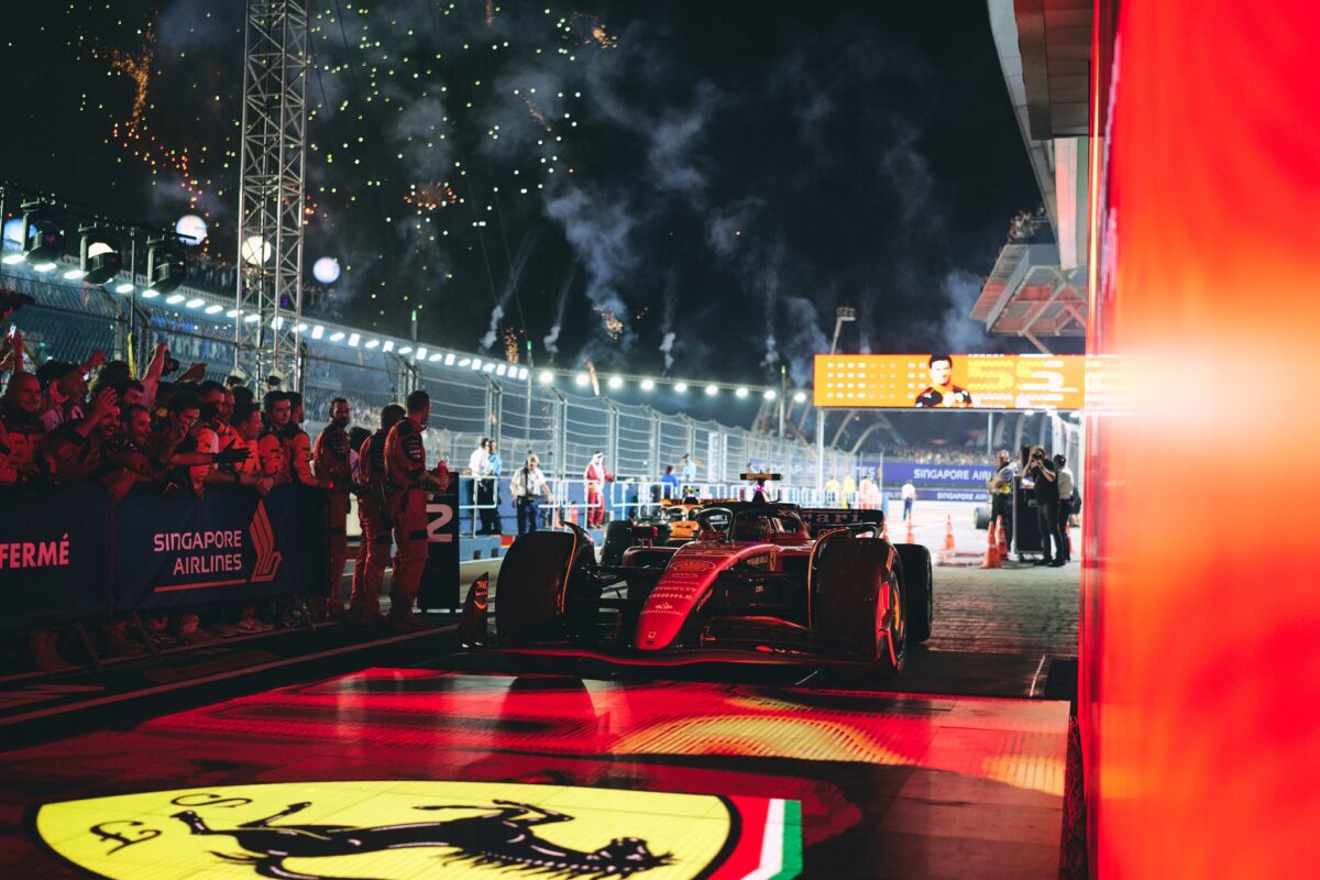 Formula 1: dopo un anno trionfa la Ferrari, vince Sainz a Singapore